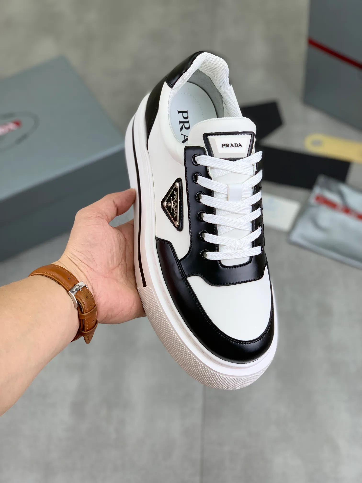 Men's shoes 💰P580 new (higher version) new models are available at PRADA counters simultaneously, new men's shoes, 😘 fabrics are selected from original calfskin. First layer of imported silk cowhide lining. The original version is awesome! 👍🏿Original open-molded non-slip PU outsole, with exquisite lines, simple and elegant, super comfortable and classy on foot, suitable for leisure travel. Code number: 38 to 44 (45 customized) 4️⃣ colors available
